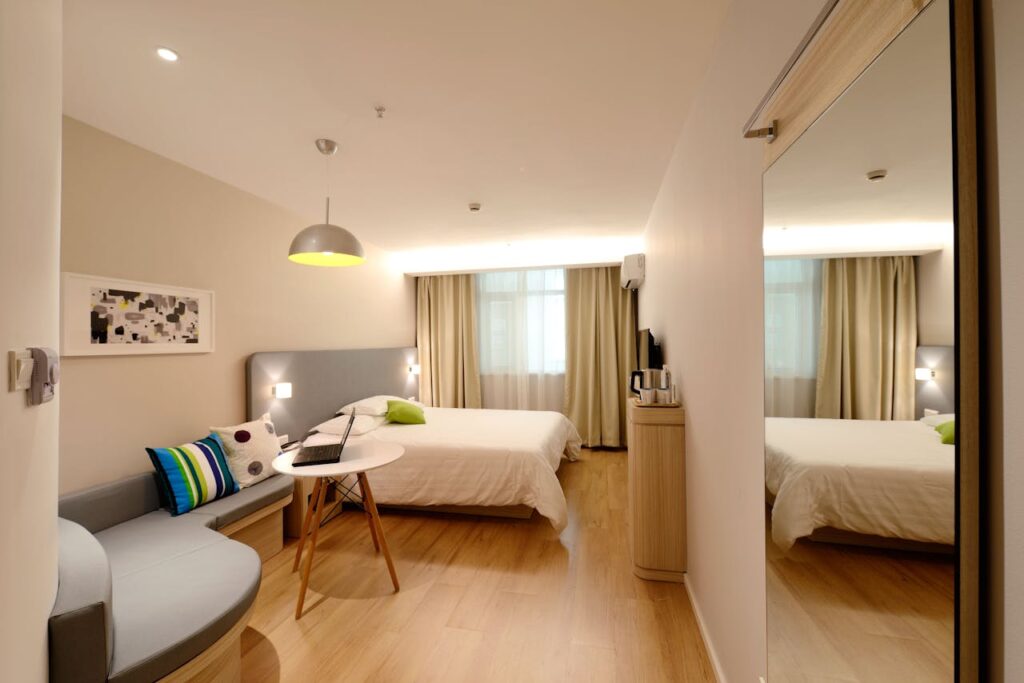 Habitacion-hotel-neutros Habitación de hotel moderna y espaciosa mostrando colores neutros y planos
