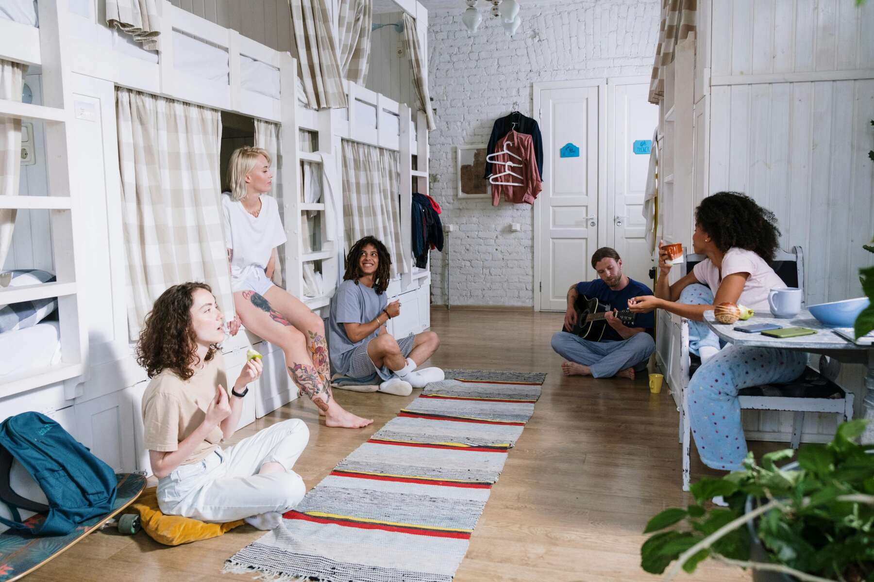 Cómo abrir un hostal en España: requisitos, pasos y consejos útiles