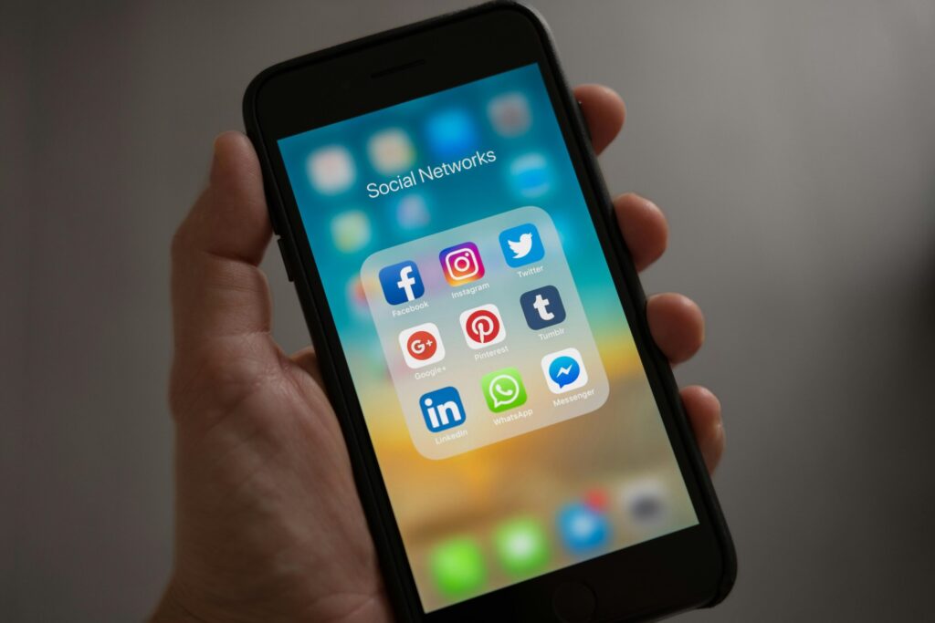 social-media-icons Íconos de redes sociales en la pantalla de un celular. Facebook, Instagram, Pinterest, Twitter.