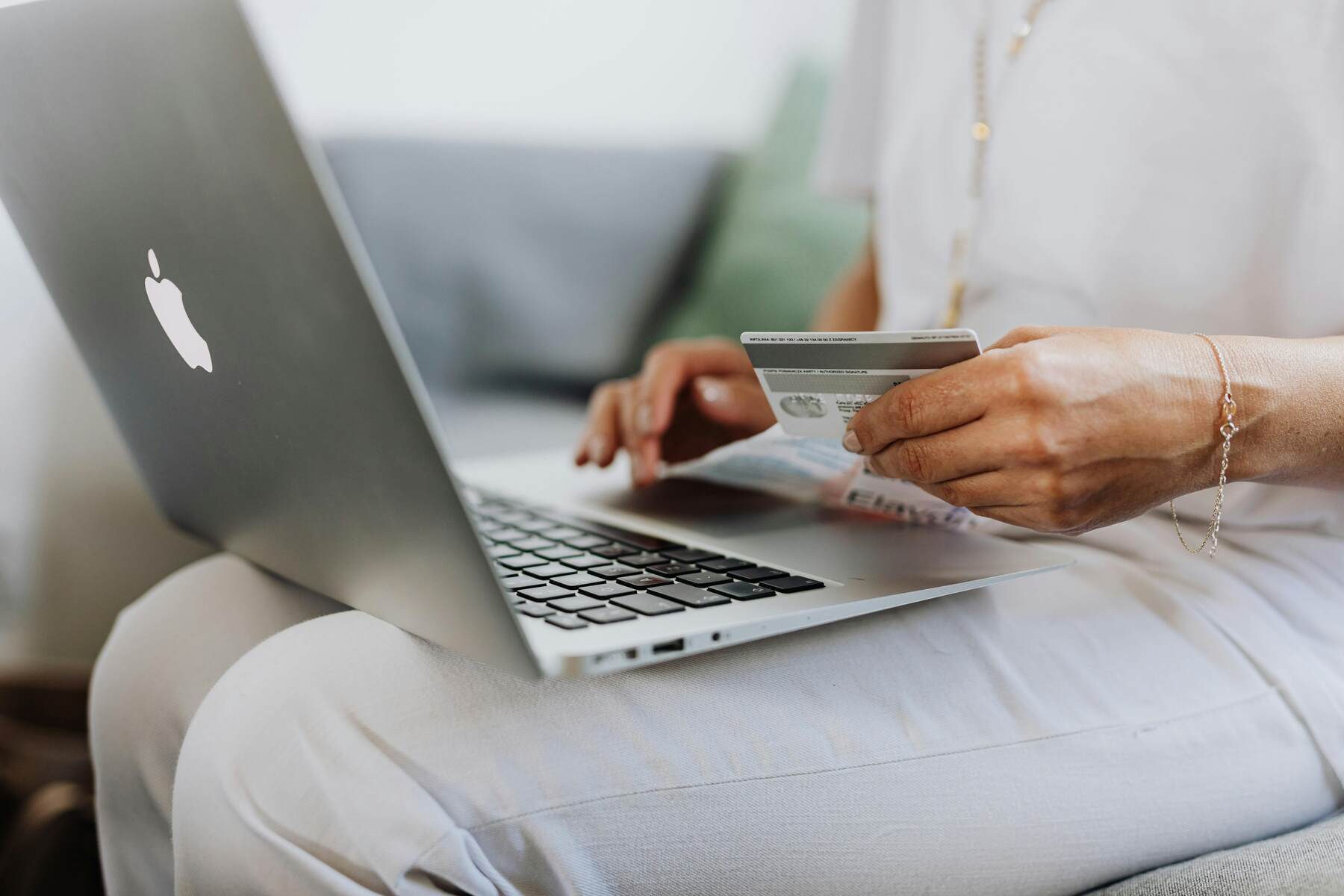 Persona comprando una oferta de hotel online con tarjeta de débito.