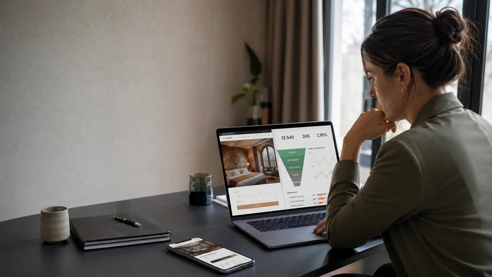 Responsable comercial de hotel revisando la conversión de reservas directas en la web.