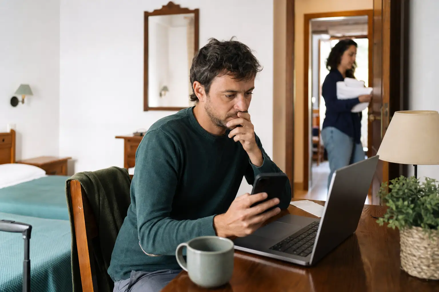 Cliente dudando mientras completa una reserva online de hotel en un portátil.